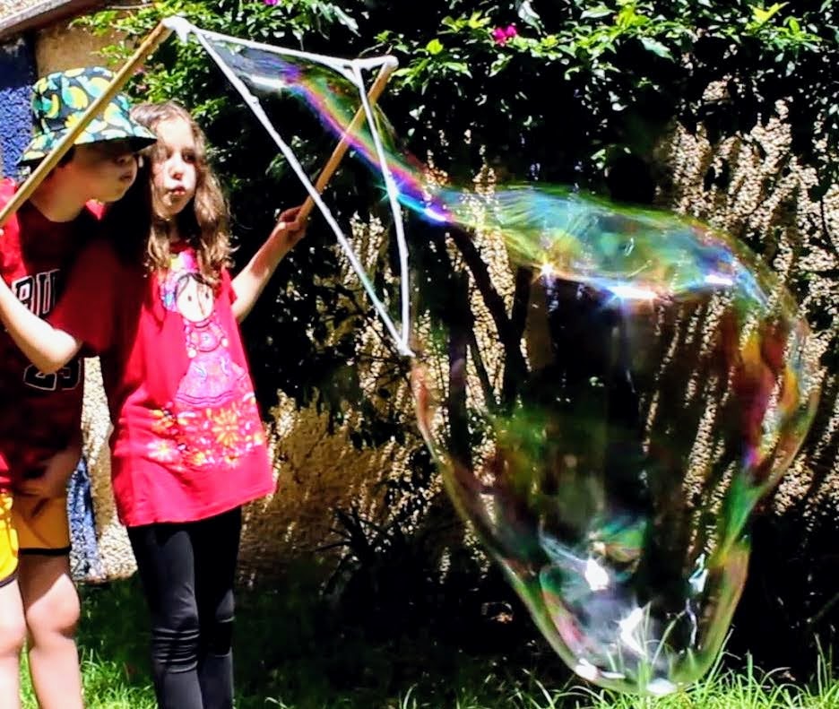 Burbuja de jabón enorme Burbuja de jabón grande